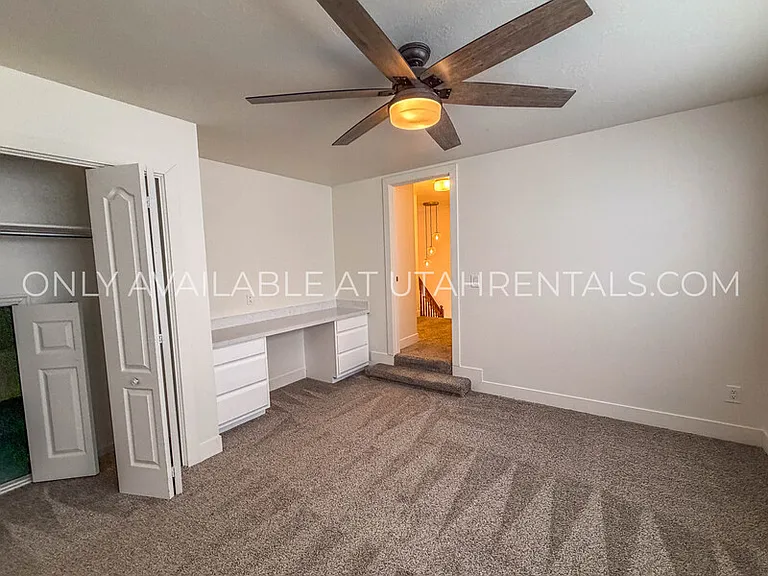 960 N Eastview Dr — Photo 24