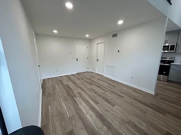 3rd image of 800 Bloomfield Ave APT 209