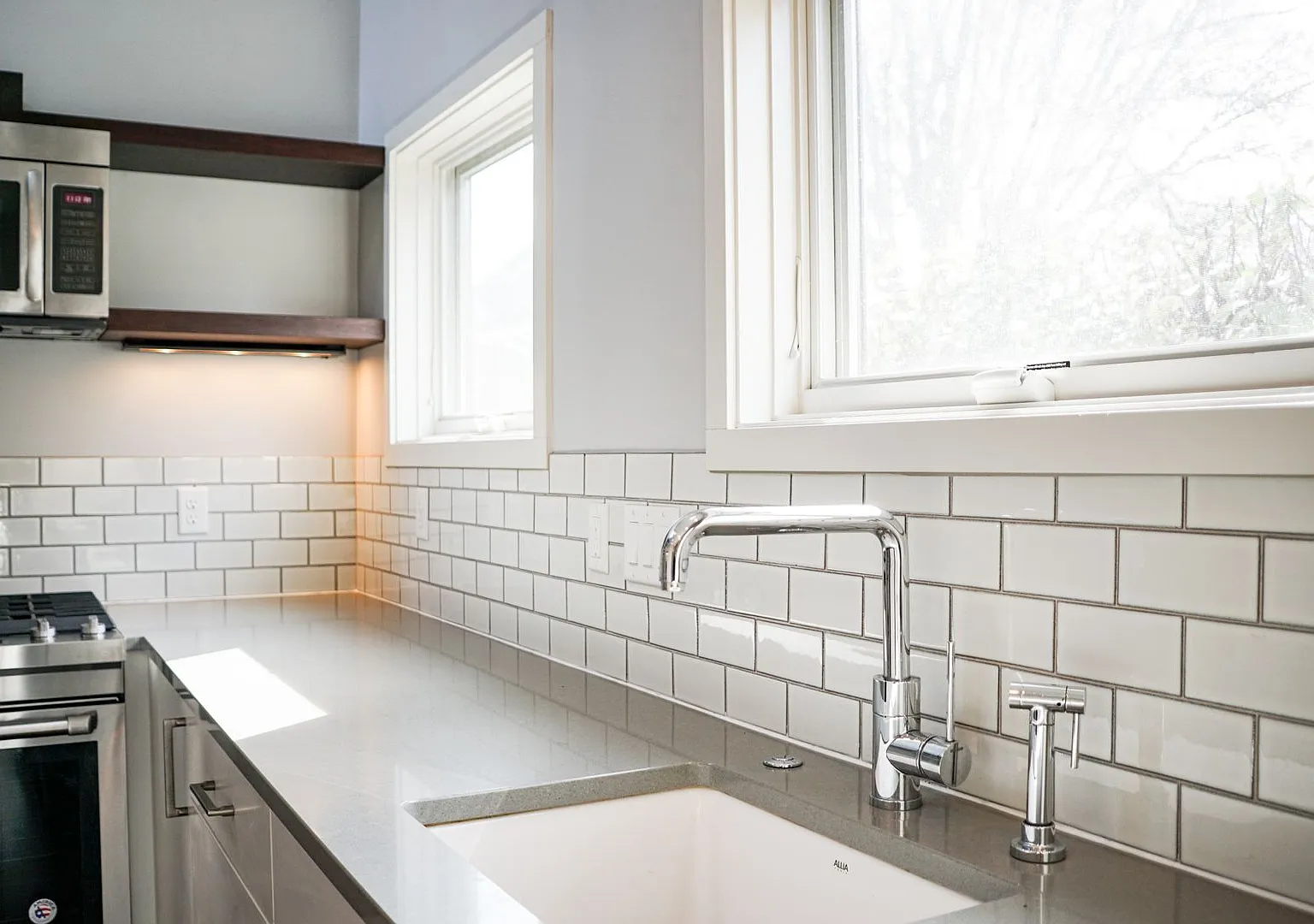 Rare Availability! Modern NW Loft-Style 1-Bed: H/W Flrs+ W/D! — Photo 4
