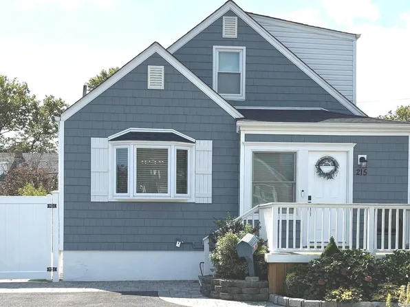 215 Lido Parkway, Lindenhurst, NY 11757