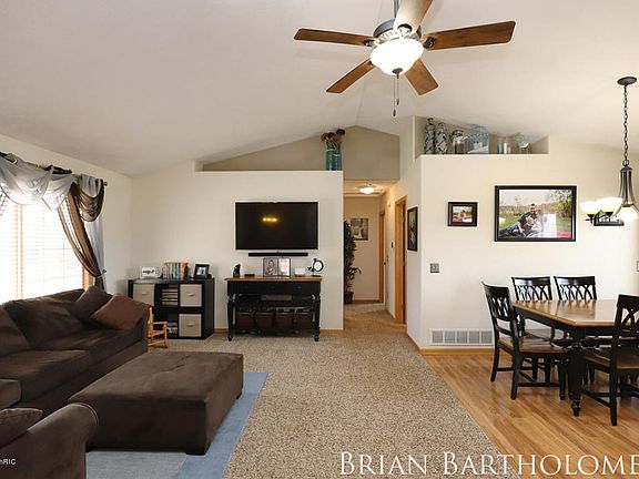 5th image of 9633 Young Ave NE