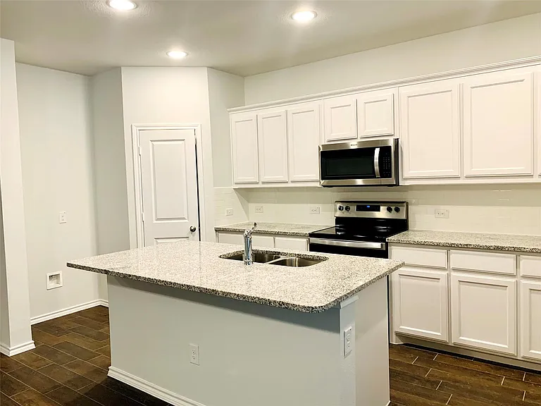 407 Milverton Dr — Photo 7