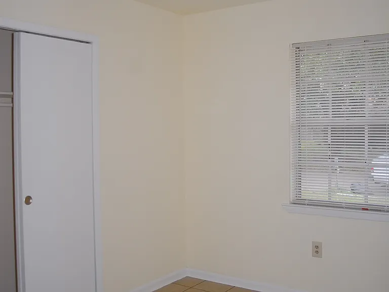 1005 Debra Dr — Photo 2