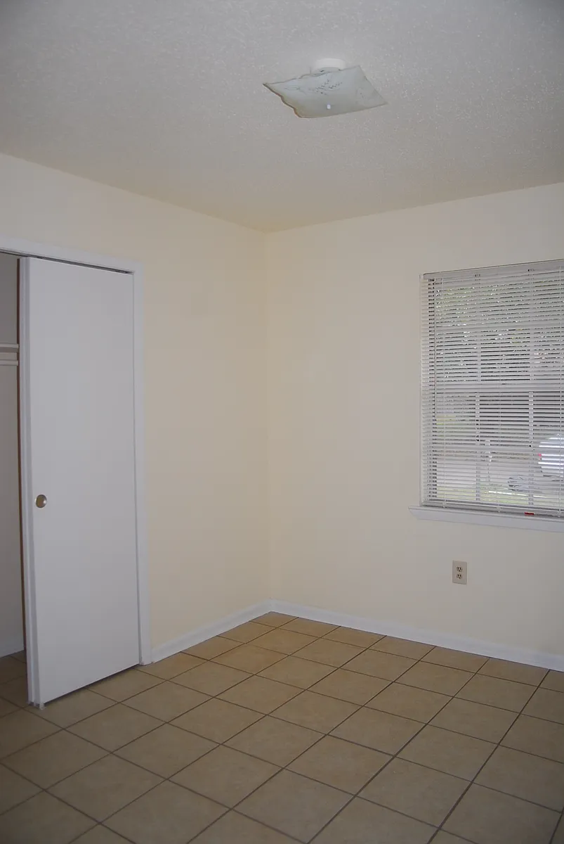 Building Photo - 1005 Debra Dr