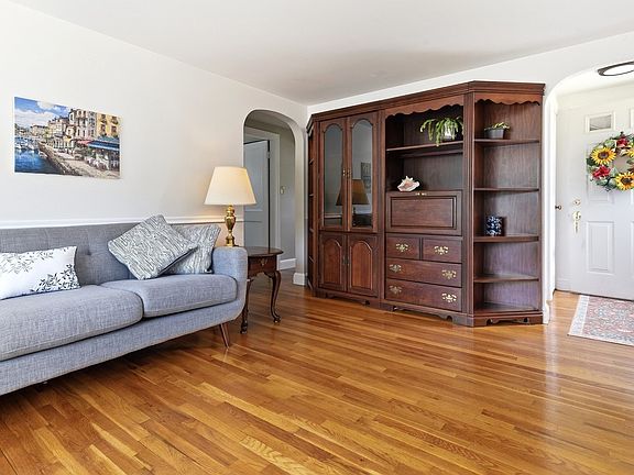 4th image of 49 Edgeworth St