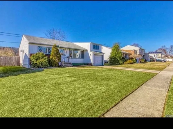 136 S Fordham Rd, Hicksville, NY 11801