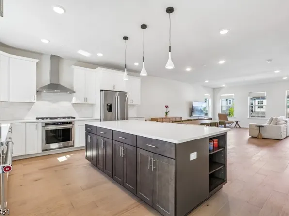 1 Periwinkle Ln, Warren Twp., NJ 07059