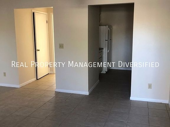3rd image of 610 SE 28th Pl APT B