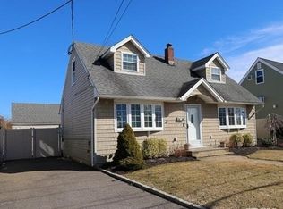 909 Sunrise Ave, Bellmore, NY 11710
