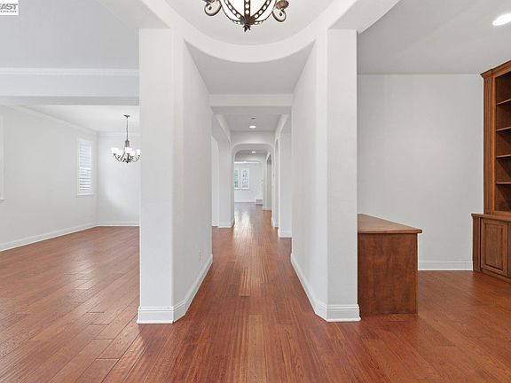5th image of 282 Drummond Dr
