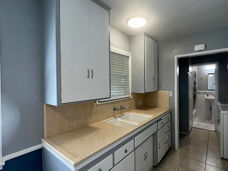 253 E Center St — Photo 5
