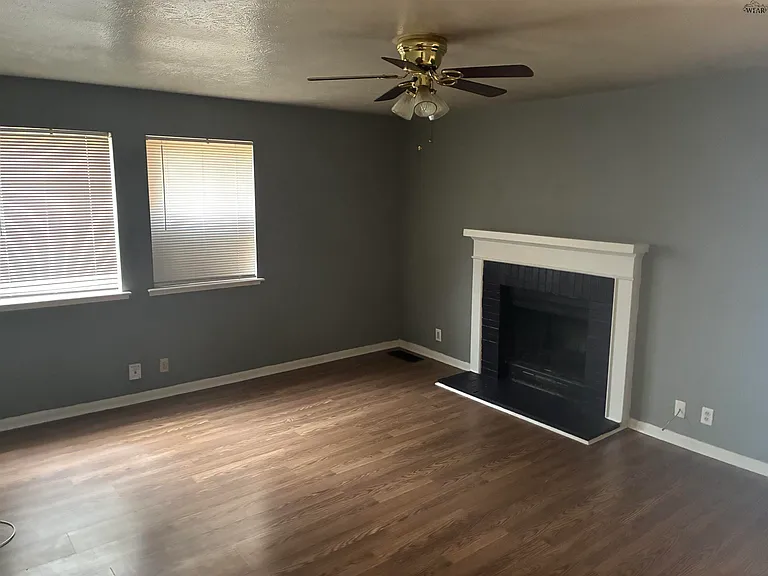 4644 Mistletoe Dr — Photo 2