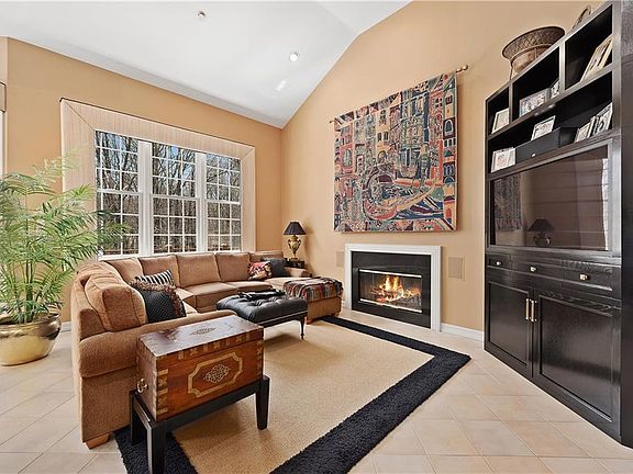 4th image of 87 Greenwood Ln