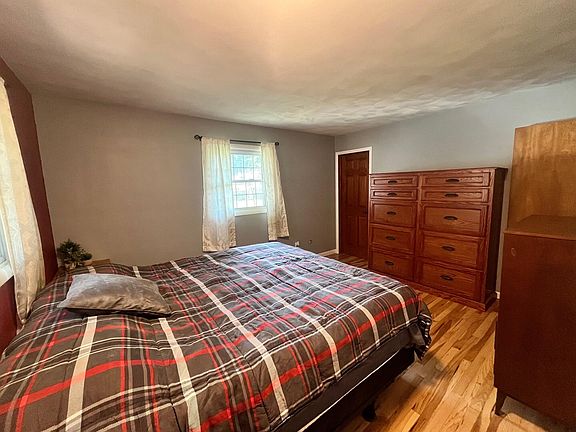 3rd image of 108 Wanondoger Cir