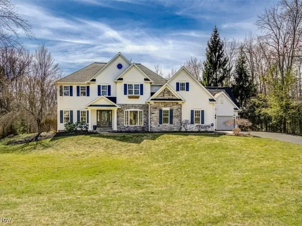 535 Manor Brook Dr, Chagrin Falls, OH 44022