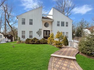 21 Cary Rd, Great Neck, NY 11021