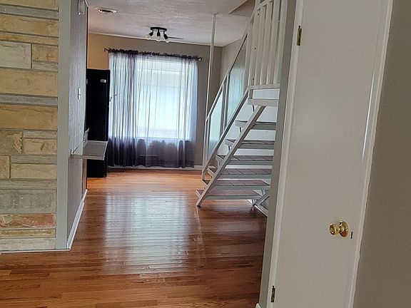 4th image of 4332 Wyandotte Dr