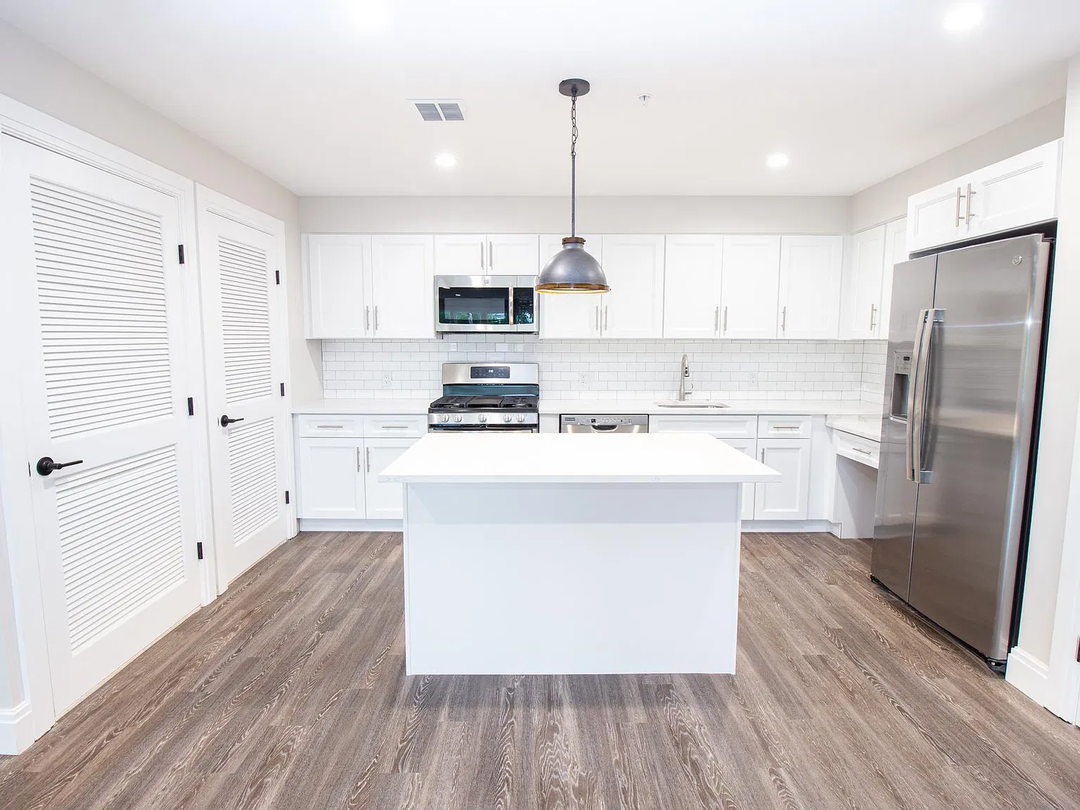 2 bed, 1400 sqft, $3,400 — Photo 2