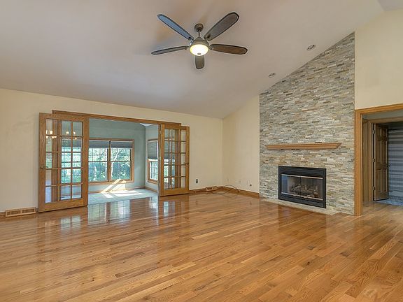 3rd image of 2264 Merrick Dr