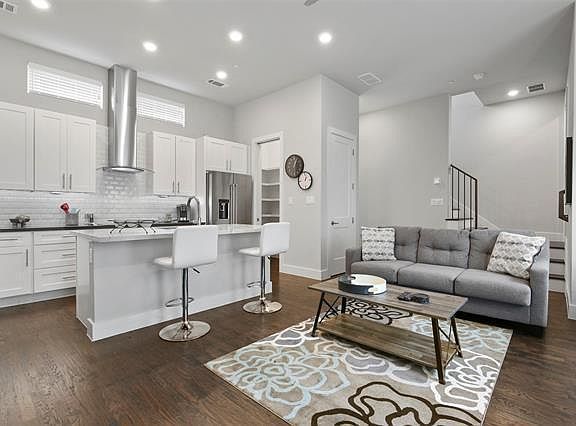 3rd image of 4230 Roseland Ave