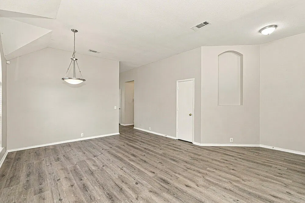 3 bed, 2.0 bath, 1888 sqft, $2,180 — Photo 3