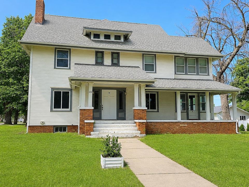 1st image of 320 3rd St NE