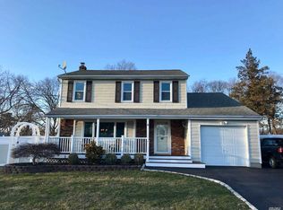 29 Washington Heights St, Selden, NY 11784