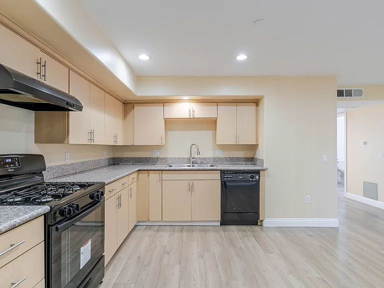 1466 Tamarind Ave #101 — Photo 6