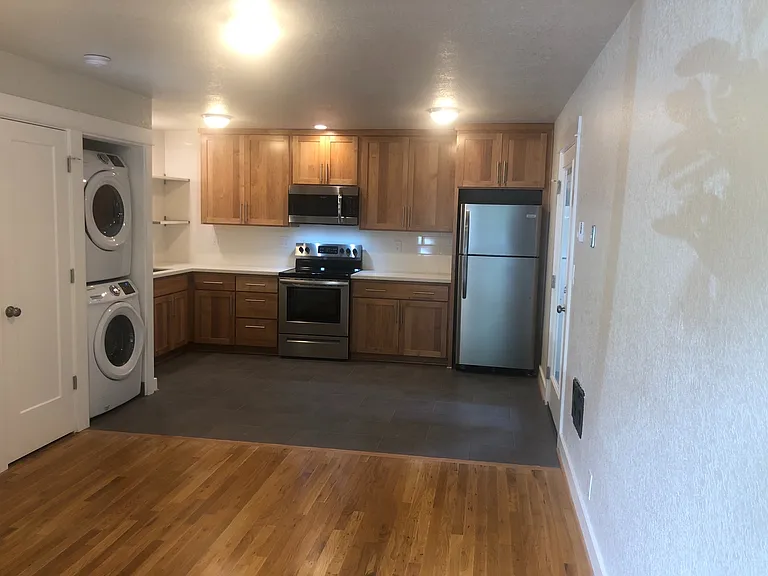 Taggart TownHouse Hardwood's, Patio, Park, Pets, Bike, Bus — Photo 8