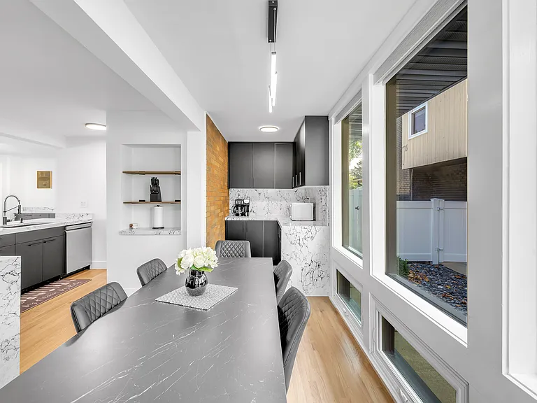 414 E Schiller St — Photo 8