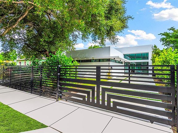 4th image of 135 NW 45th St #135
