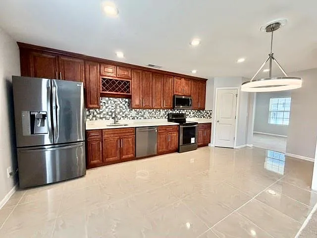 4 bed, 2410 sqft, $2,100 — Photo 3