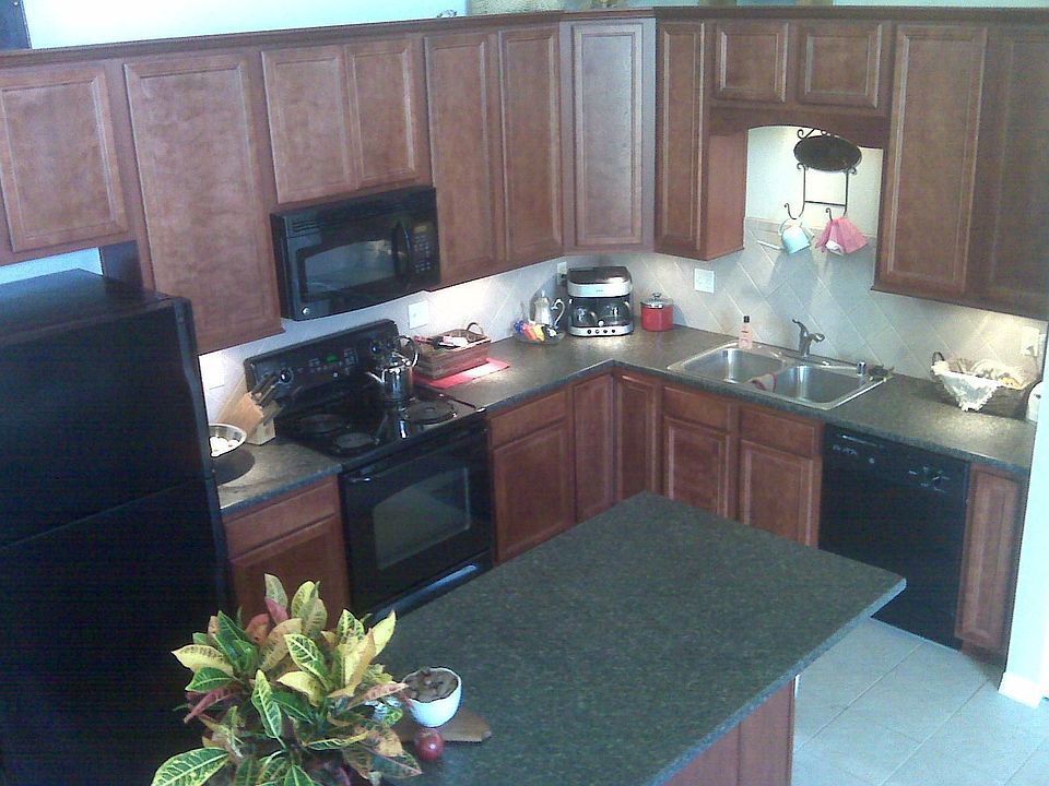 Wonderful Cabinets and Counter Space