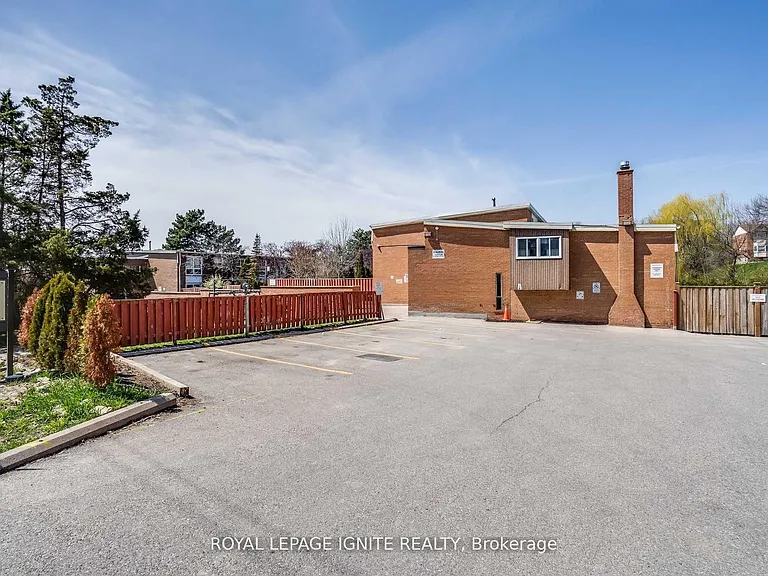 10 Leith Hill Rd #4 — Photo 38