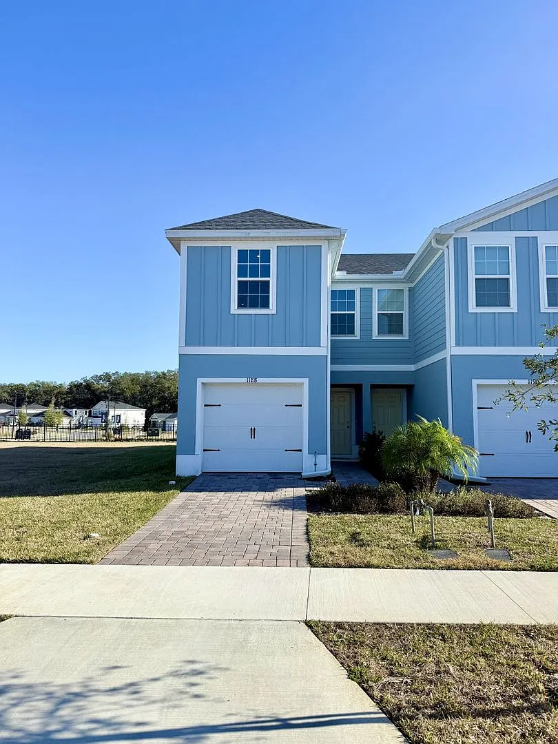 Fresh & modern-living in this 3Bedrooms/2.5Bath end-unit Lady Lake townhome! — Photo 2