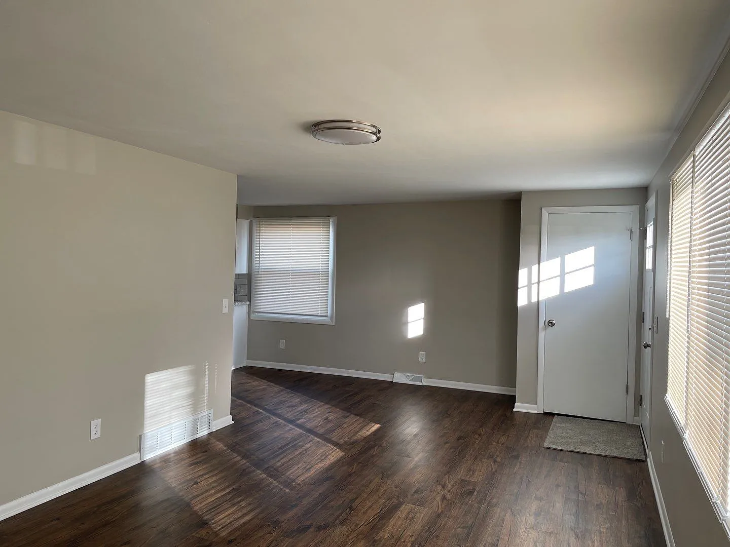 3 bed, 960 sqft, $1,295 — Photo 4
