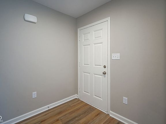 3rd image of 15296 Wolf Run Ct