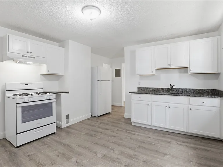 176 Ferry St #3L — Photo 8