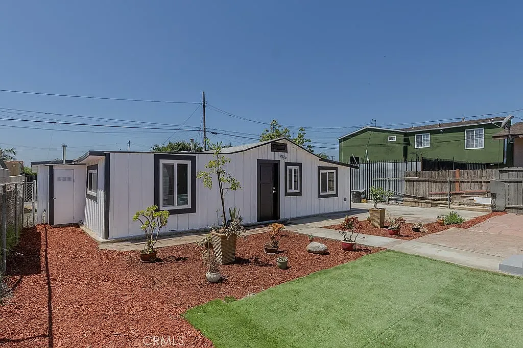 2 bed, 890 sqft, $3,000 — Photo 2