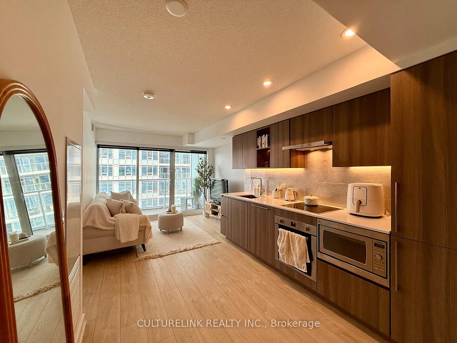 17 Bathurst St — Photo 3
