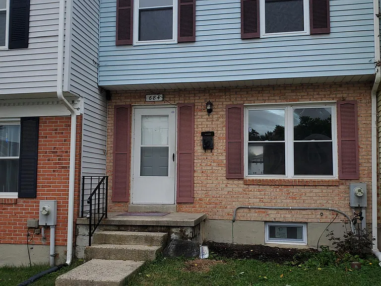 684 Yorkshire Dr — Photo 1