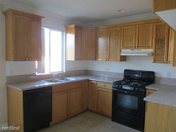 3rd image of 15965 Victory Blvd APT 4