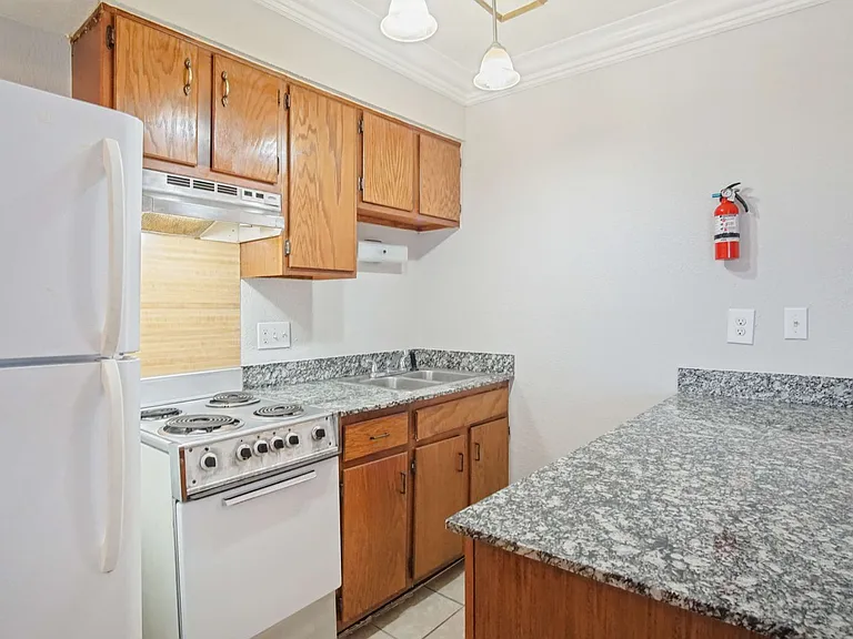 Meridian Place Apartments — Photo 16
