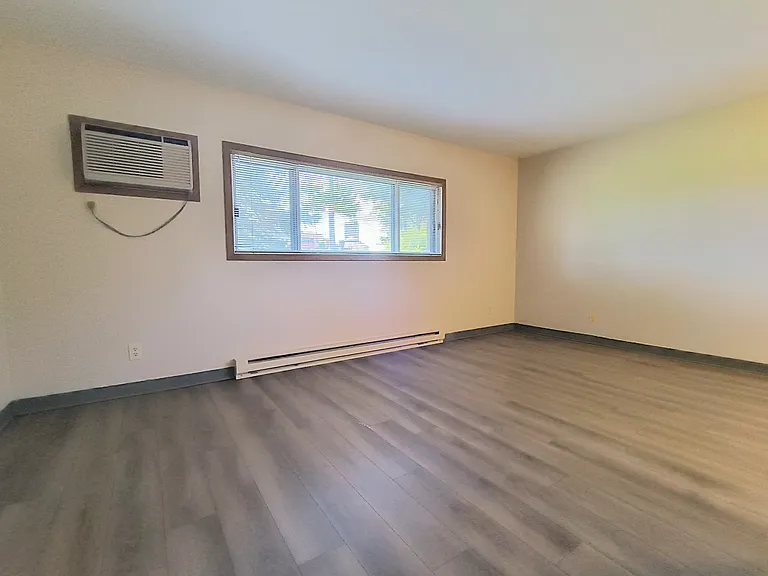 1302 Laurel Dr — Photo 4