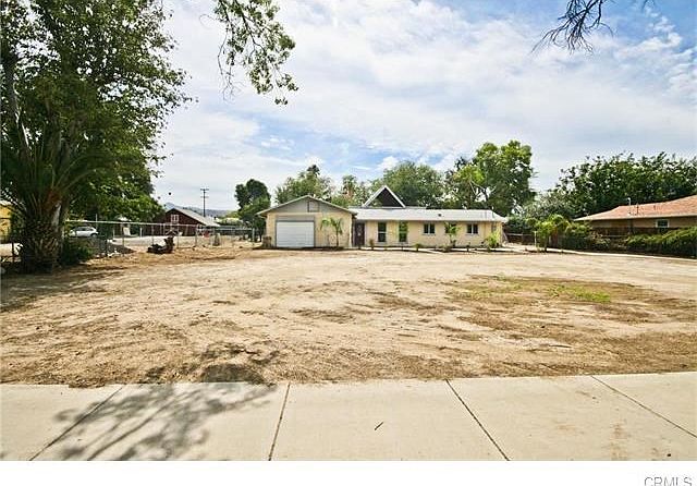 1st image of 1221 E Acacia Ave