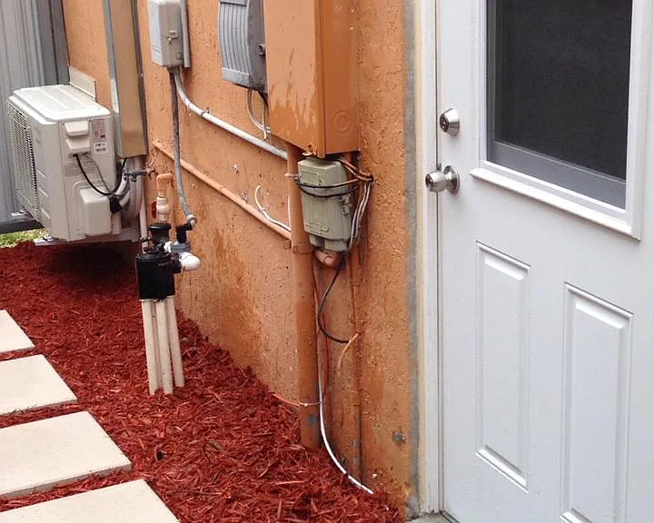 Puerta de entrada del estudio con cerradura digital mas un cerrojo