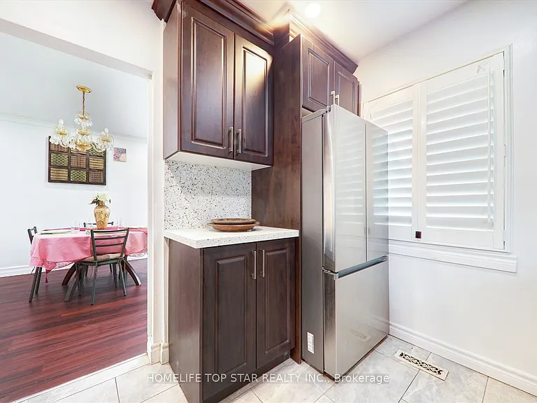 50 Chestnut Cres — Photo 11