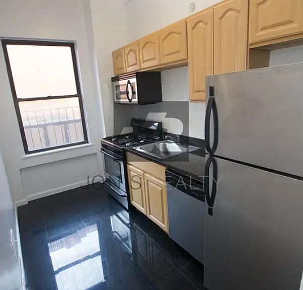 145 E 35th St #3ME — Photo 4