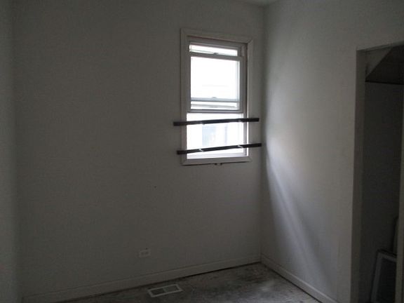 4th image of 10527 S La Salle St