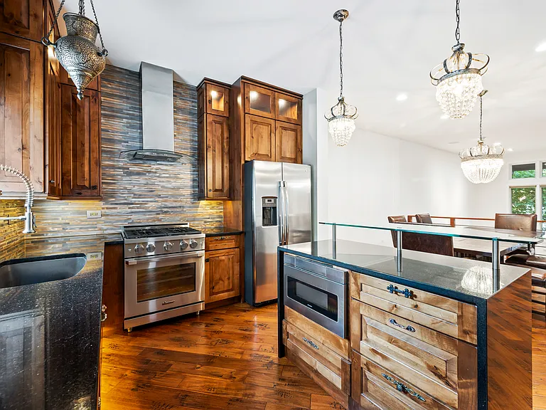 2257 W Saint Paul Ave — Photo 2